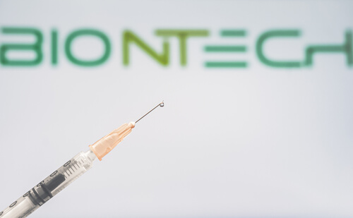 Hammer: Biontech warnt im Kleingedruckten vor eigenem Impfstoff