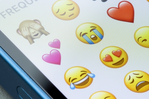 Statt bunten Familien-Emojis bei Apple jetzt nur noch graue Silhouetten